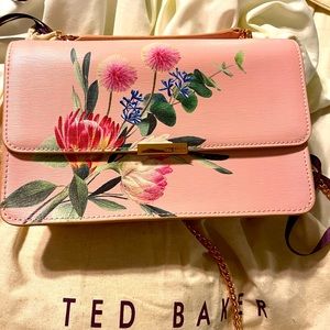 This is a brand new (without tags) vintage Ted Baker. It’s a medium sized clutch